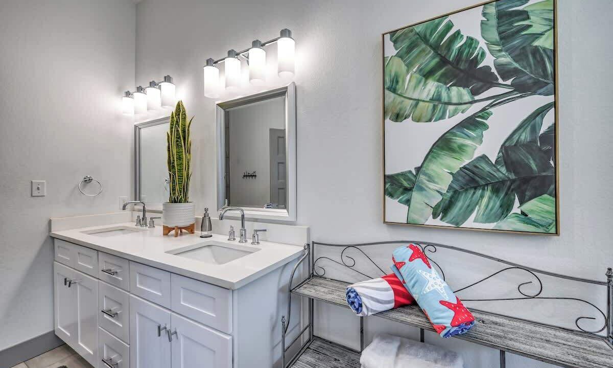 Photo of Bathroom in Point Venture