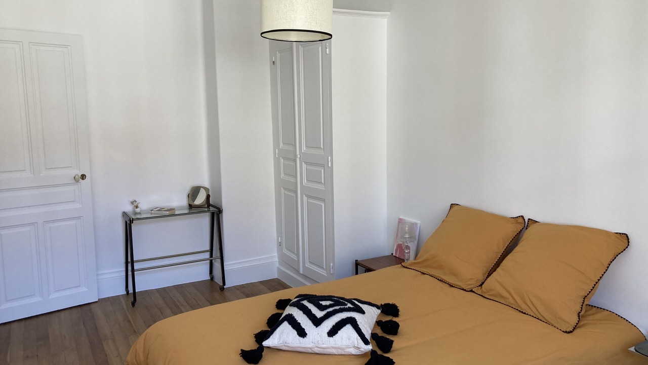 Photo of Bedroom in Poincare - Foch - Anatole France - Croix de Bourgogne