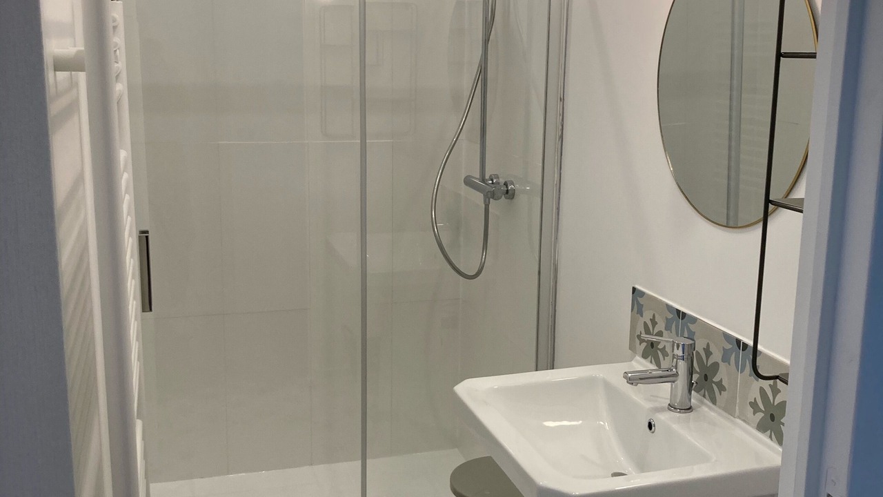 Photo of Bathroom in Poincare - Foch - Anatole France - Croix de Bourgogne