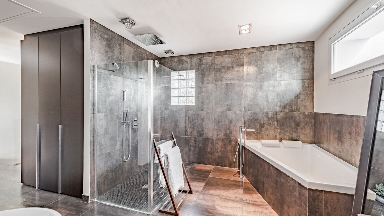 Photo of Bathroom in Gairaut