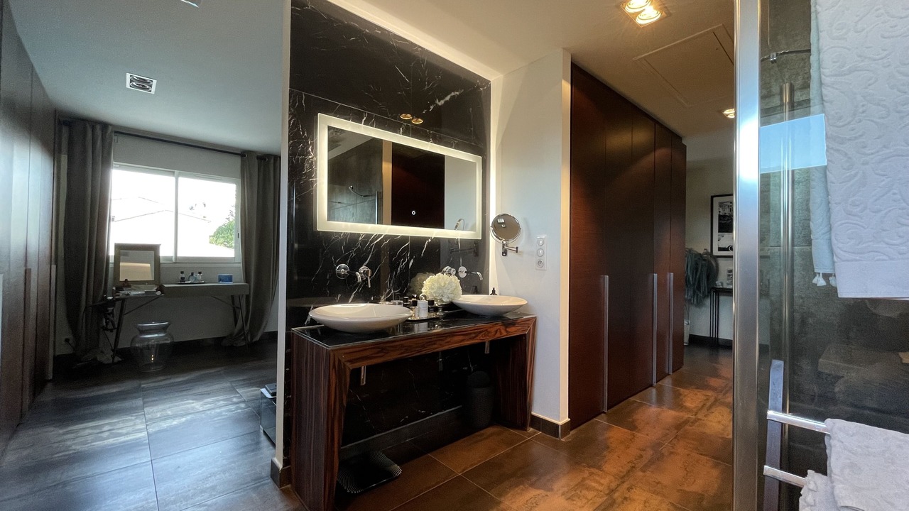 Photo of Bathroom in Gairaut