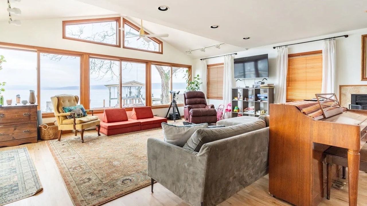 Photo of Livingroom in Lansing