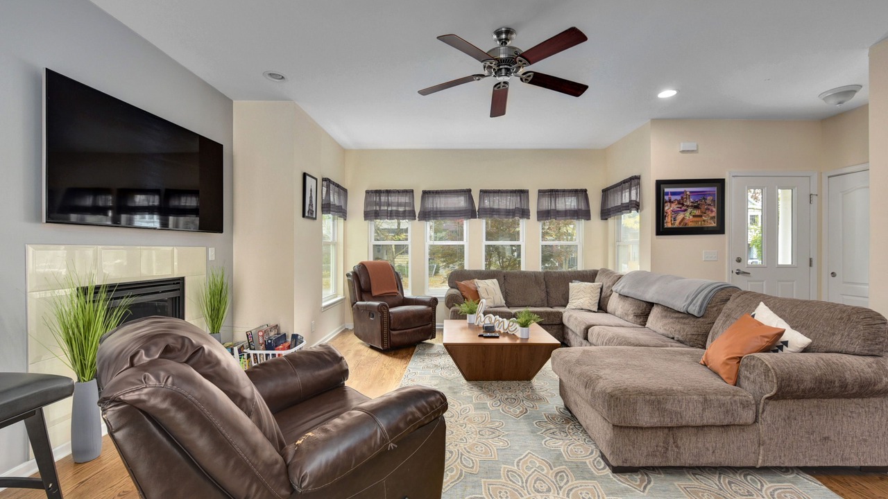 Photo of Livingroom in Detroit - Shoreway