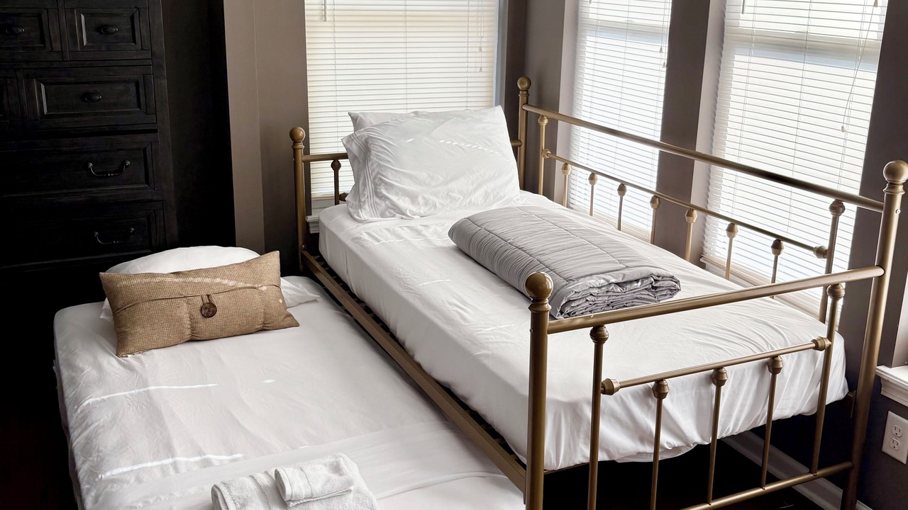 Photo of Bedroom in Detroit - Shoreway