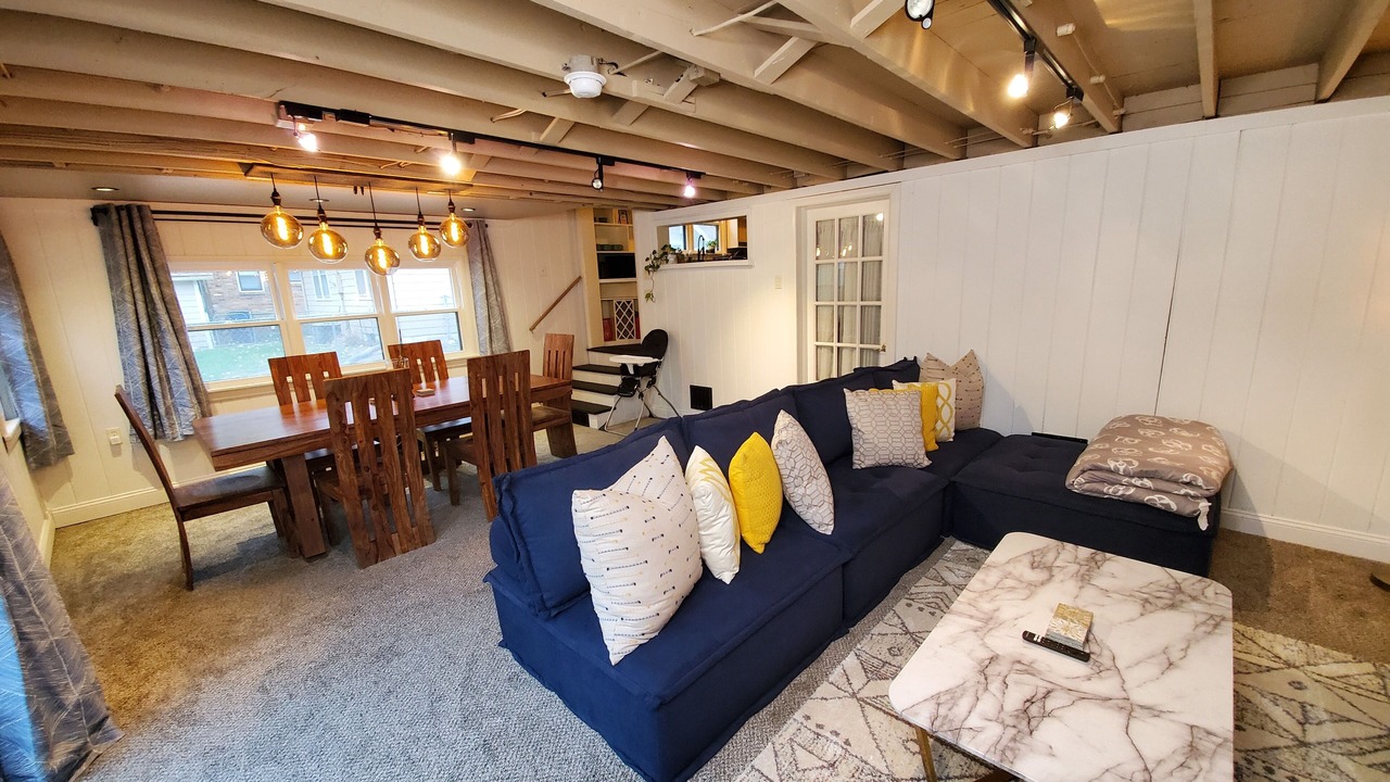 Photo of Livingroom in College Hill