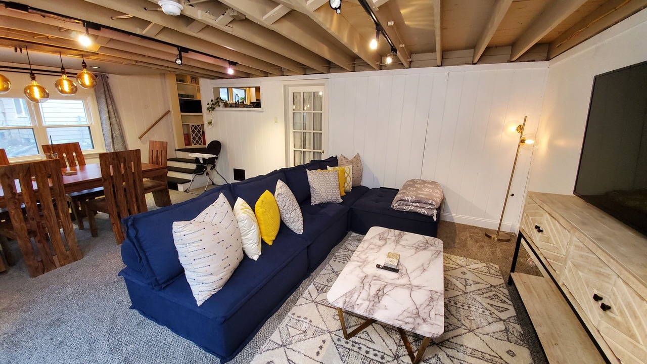 Photo of Livingroom in College Hill