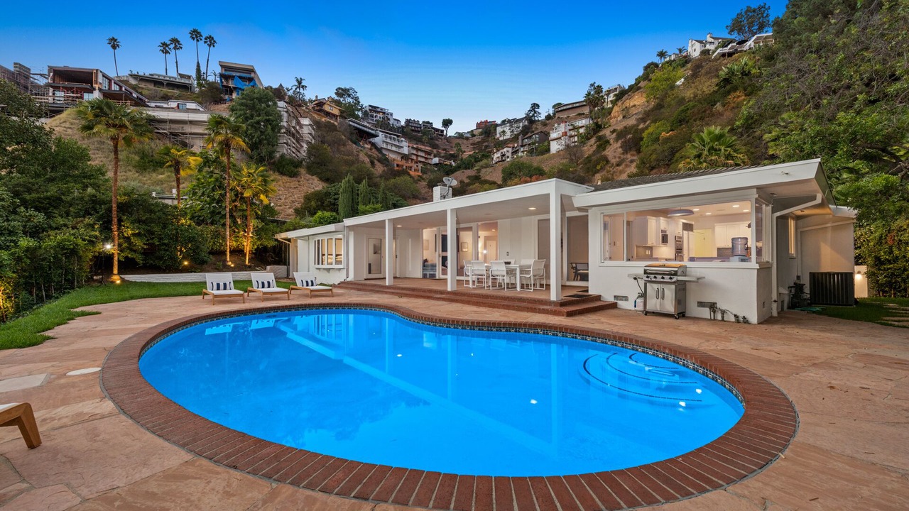 Photo of Outdoor in Hollywood Hills West