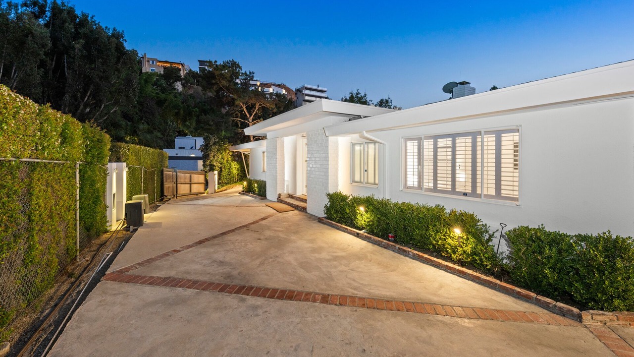 Photo of Outdoor in Hollywood Hills West