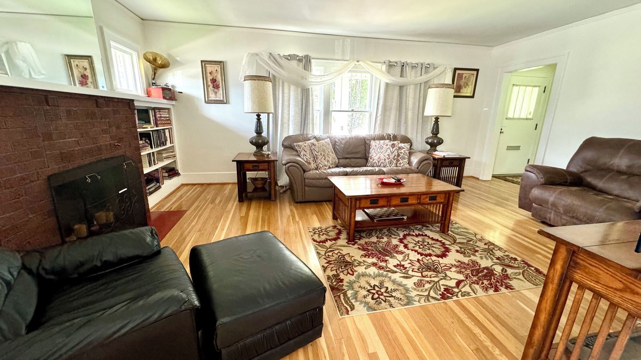 Photo of Livingroom in University District