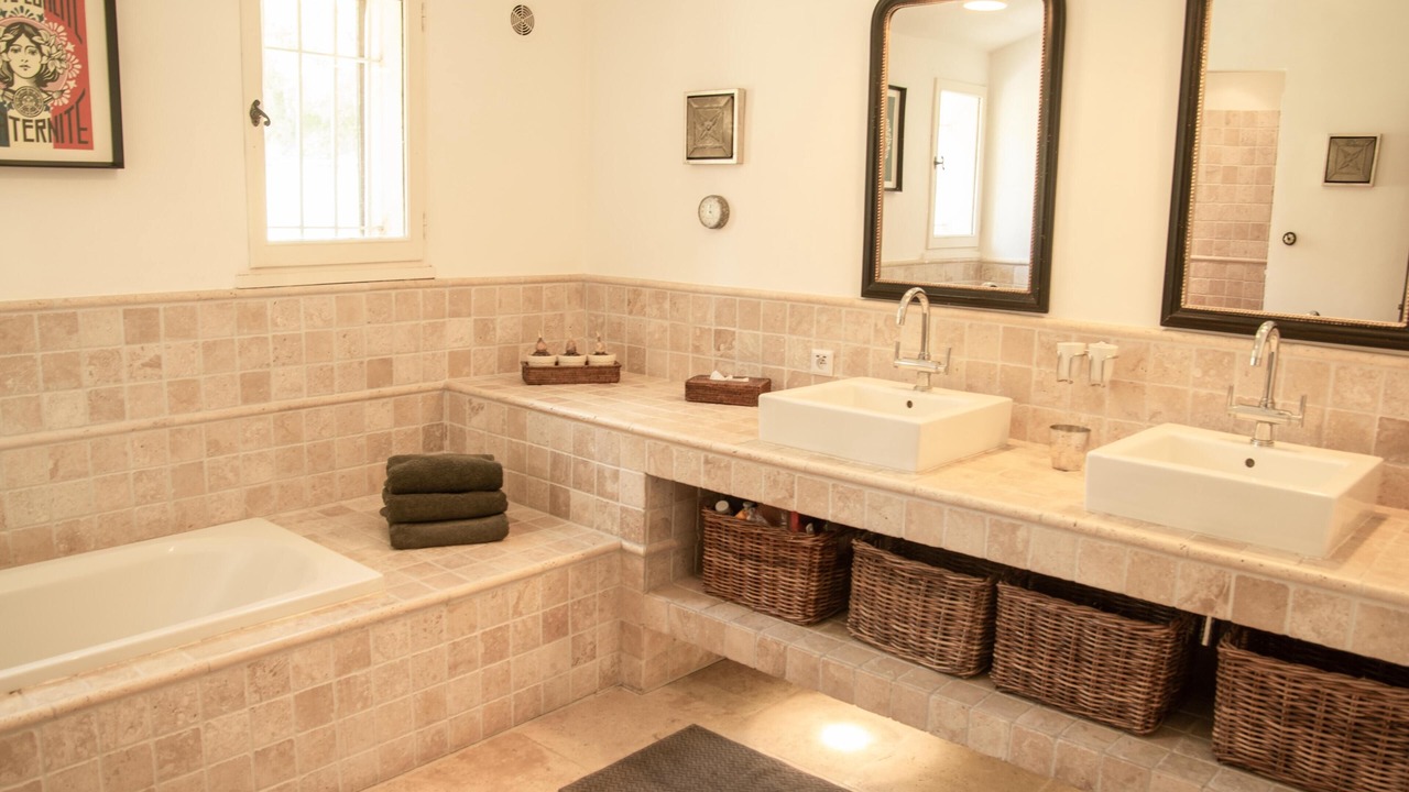 Photo of Bathroom in Beaumes-de-Venise