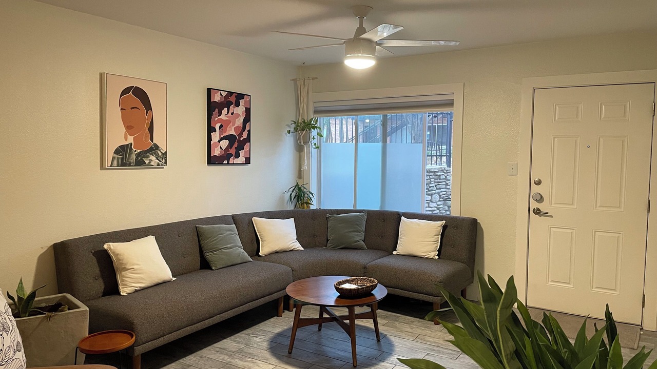 Photo of Livingroom in South River City
