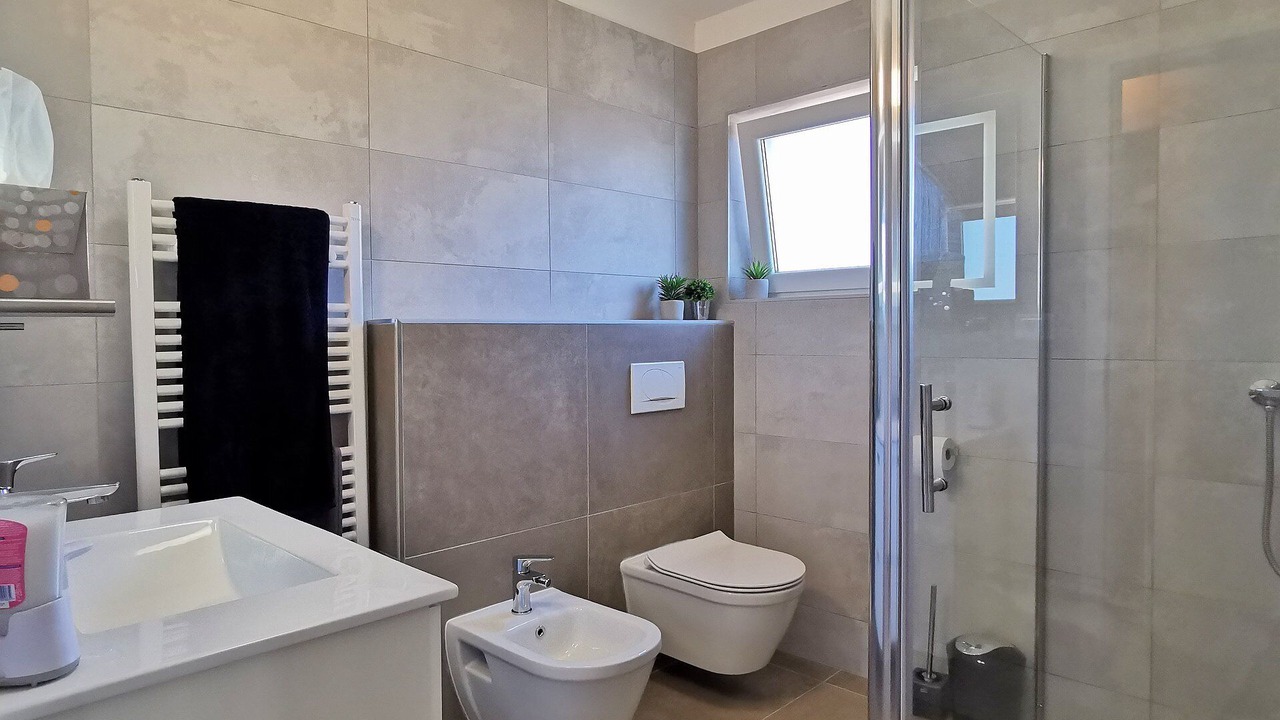 Photo of Bathroom in Tar