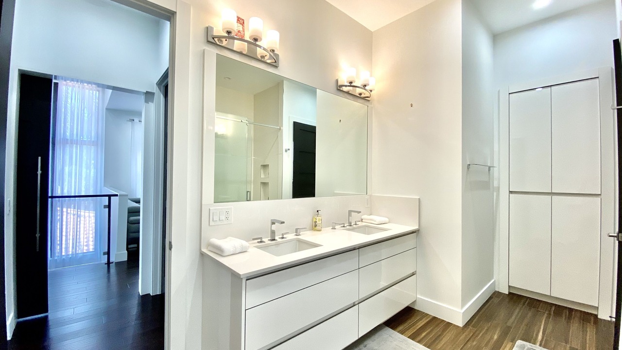 Photo of Bathroom in Hollywood Lakes