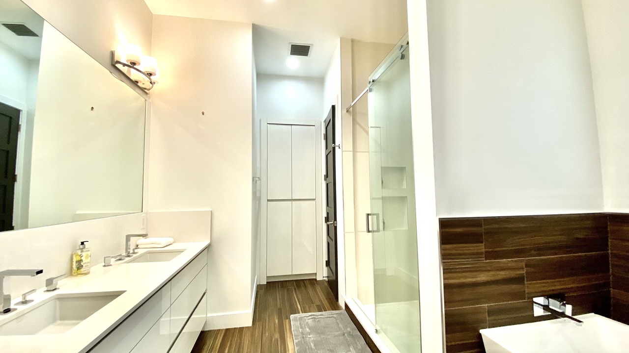 Photo of Bathroom in Hollywood Lakes