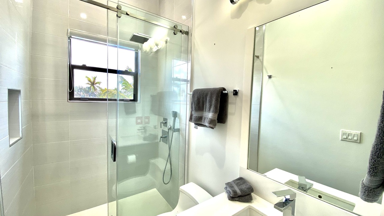 Photo of Bathroom in Hollywood Lakes