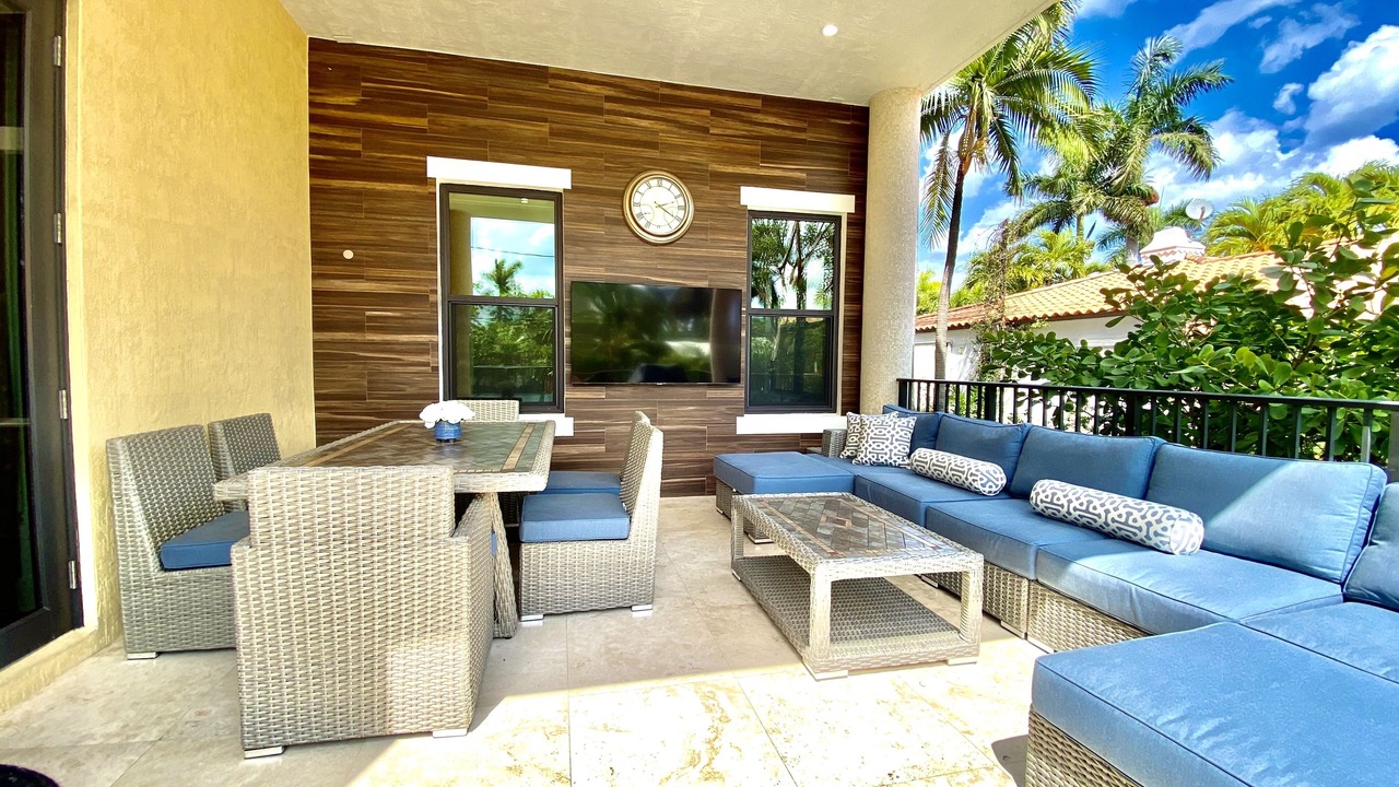 Photo of Outdoor in Hollywood Lakes