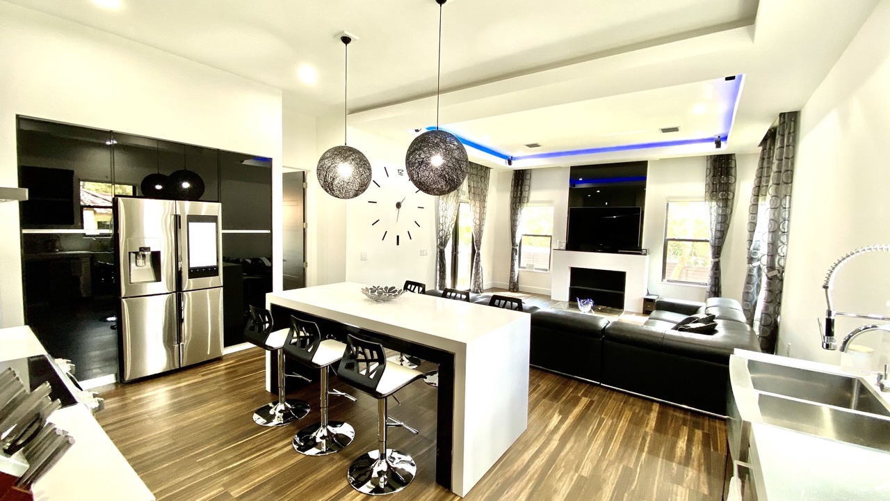 Photo of Others in Hollywood Lakes