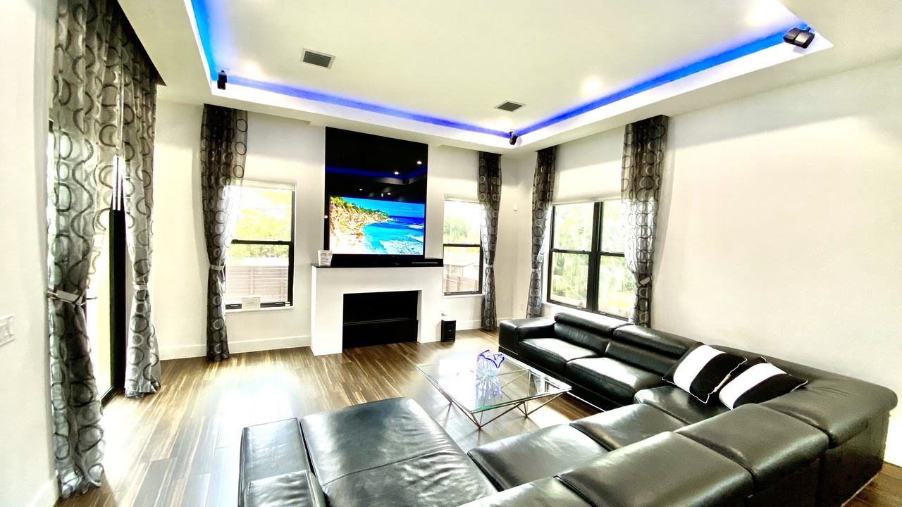Photo of Livingroom in Hollywood Lakes