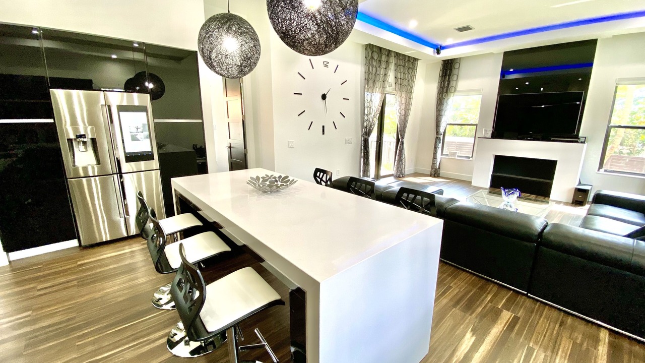 Photo of Others in Hollywood Lakes