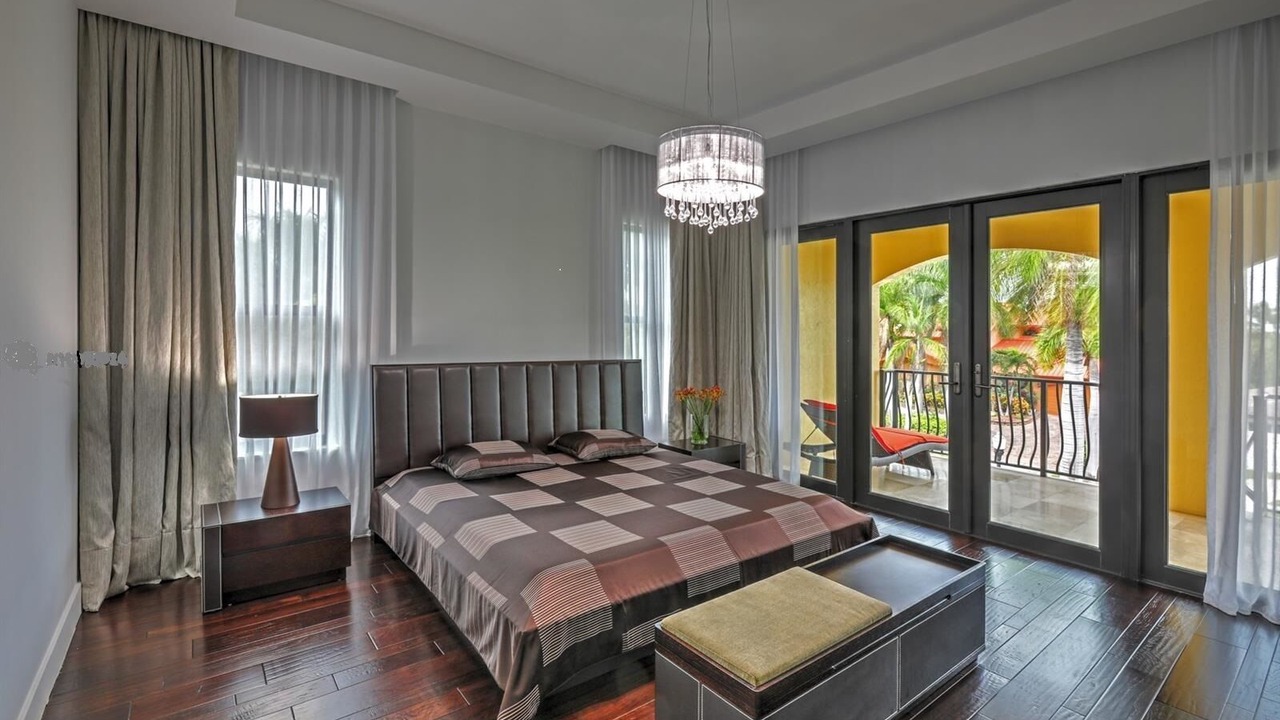 Photo of Bedroom in Hollywood Lakes