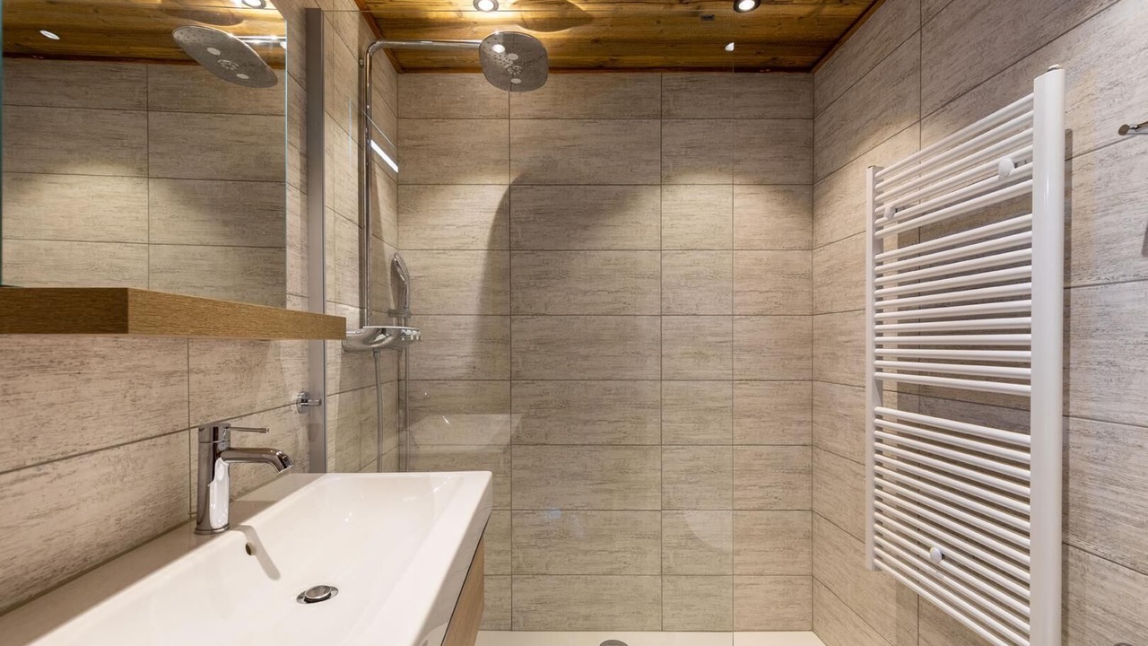 Photo of Bathroom in Lens