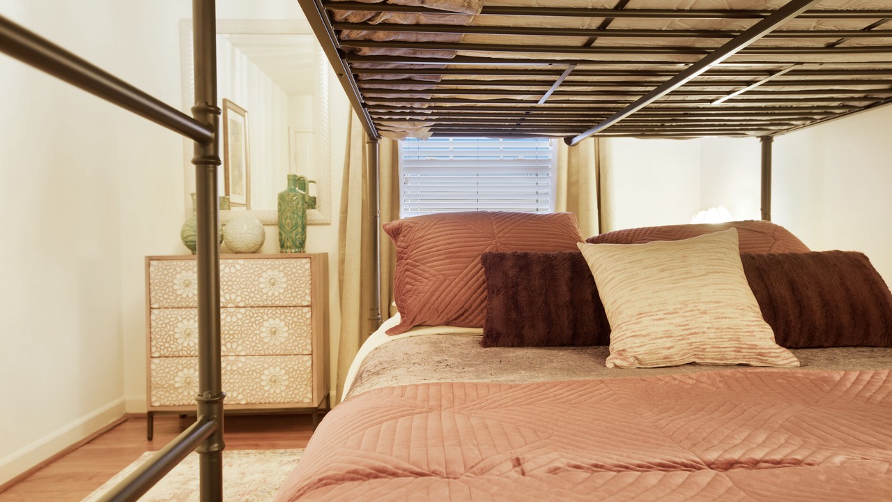 Photo of Bedroom in Hurwood Heights