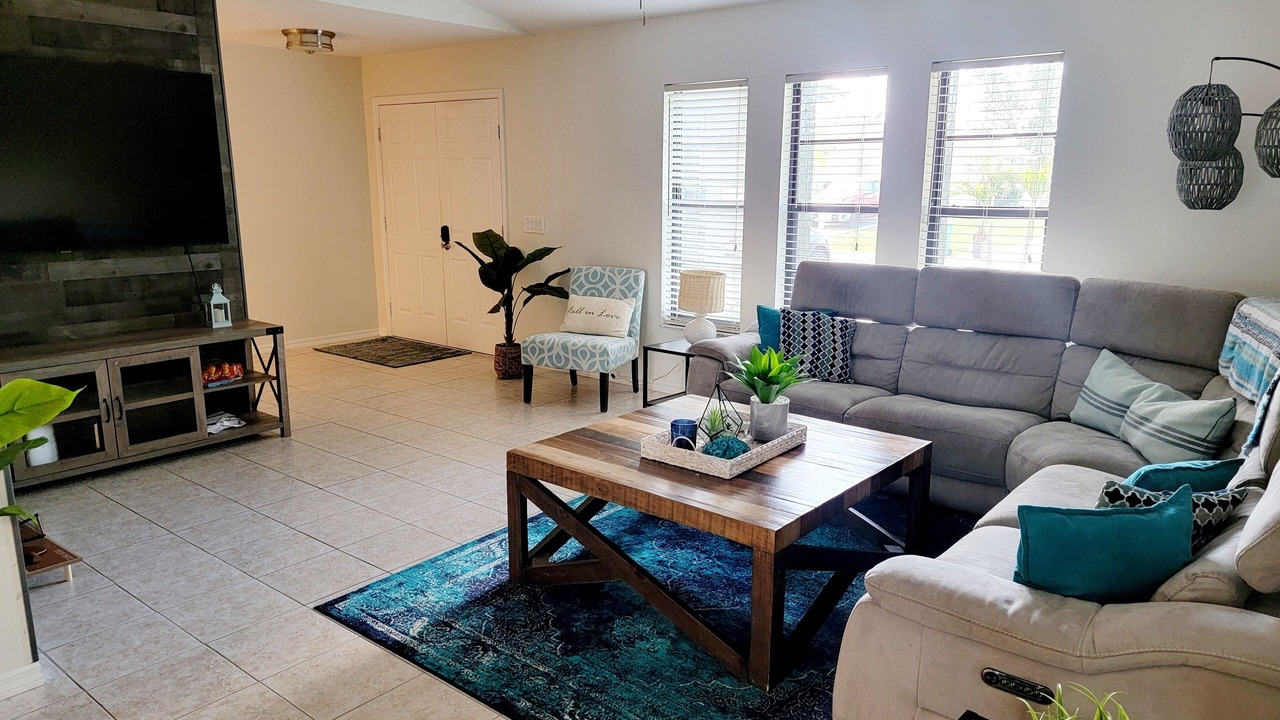 Photo of Livingroom in Englewood East
