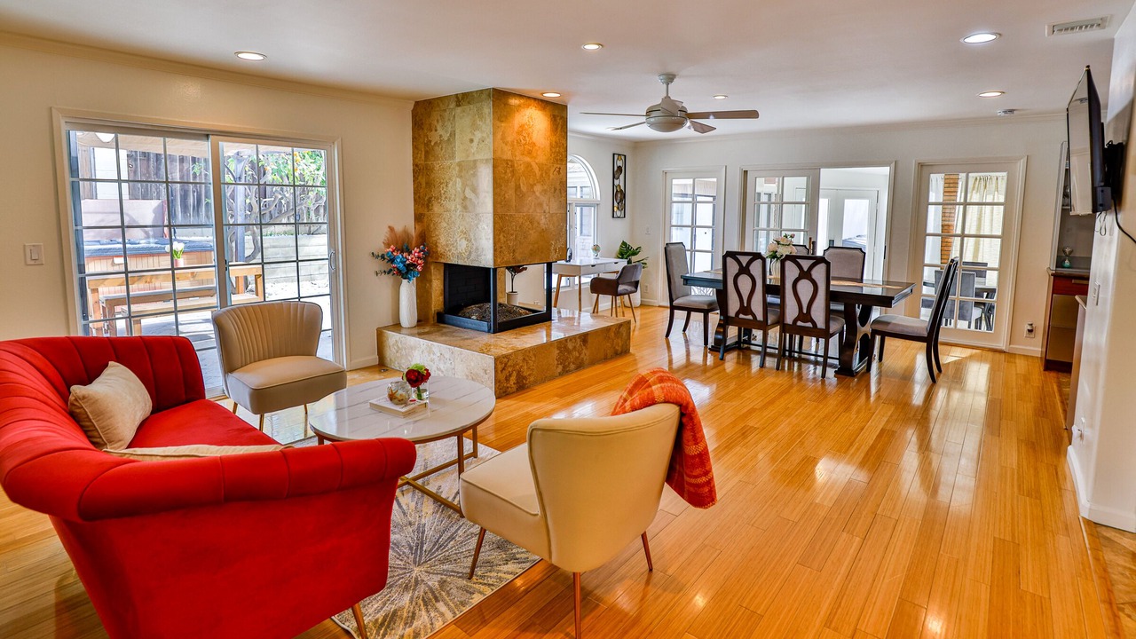 Photo of Livingroom in Orange