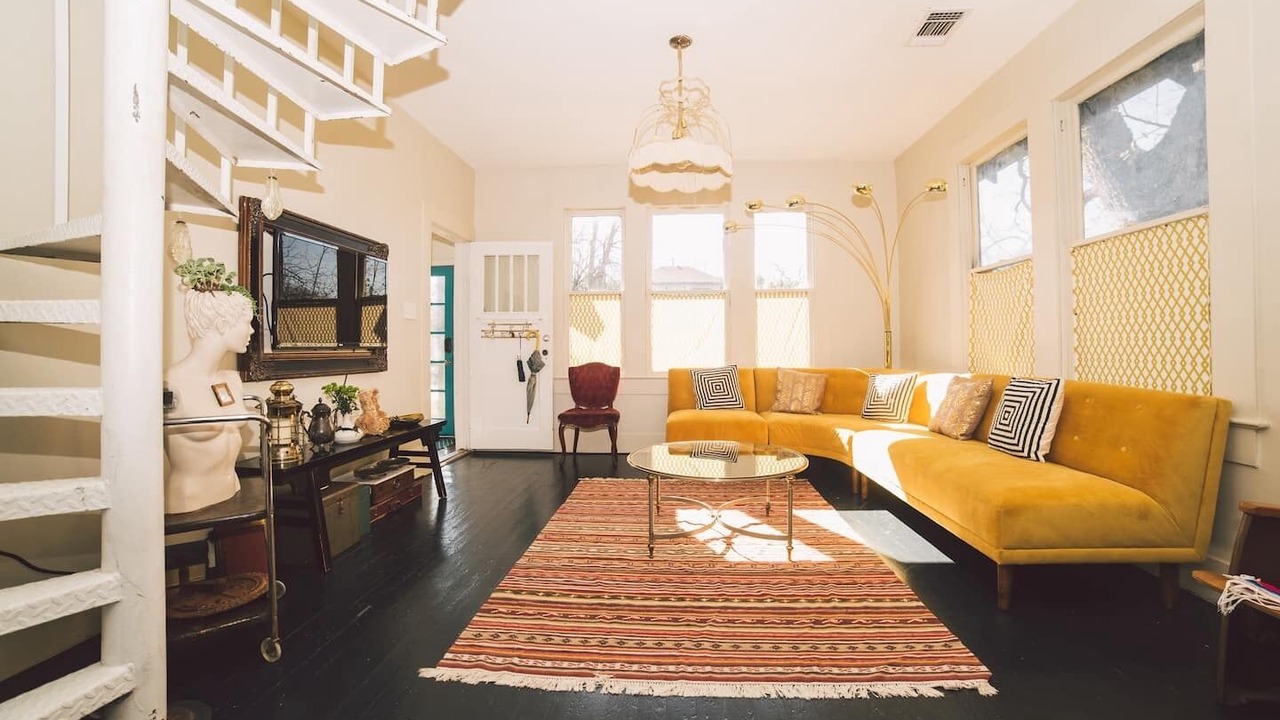 Photo of Livingroom in East Cesar Chavez