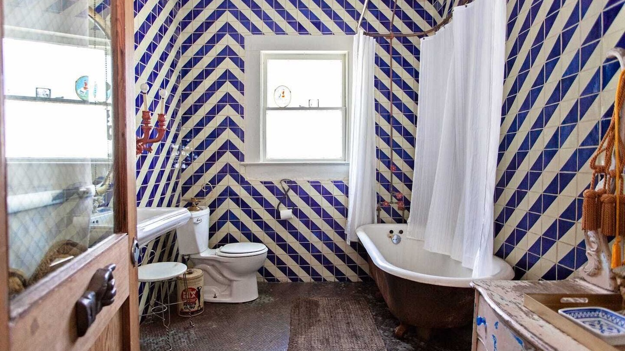 Photo of Bathroom in East Cesar Chavez