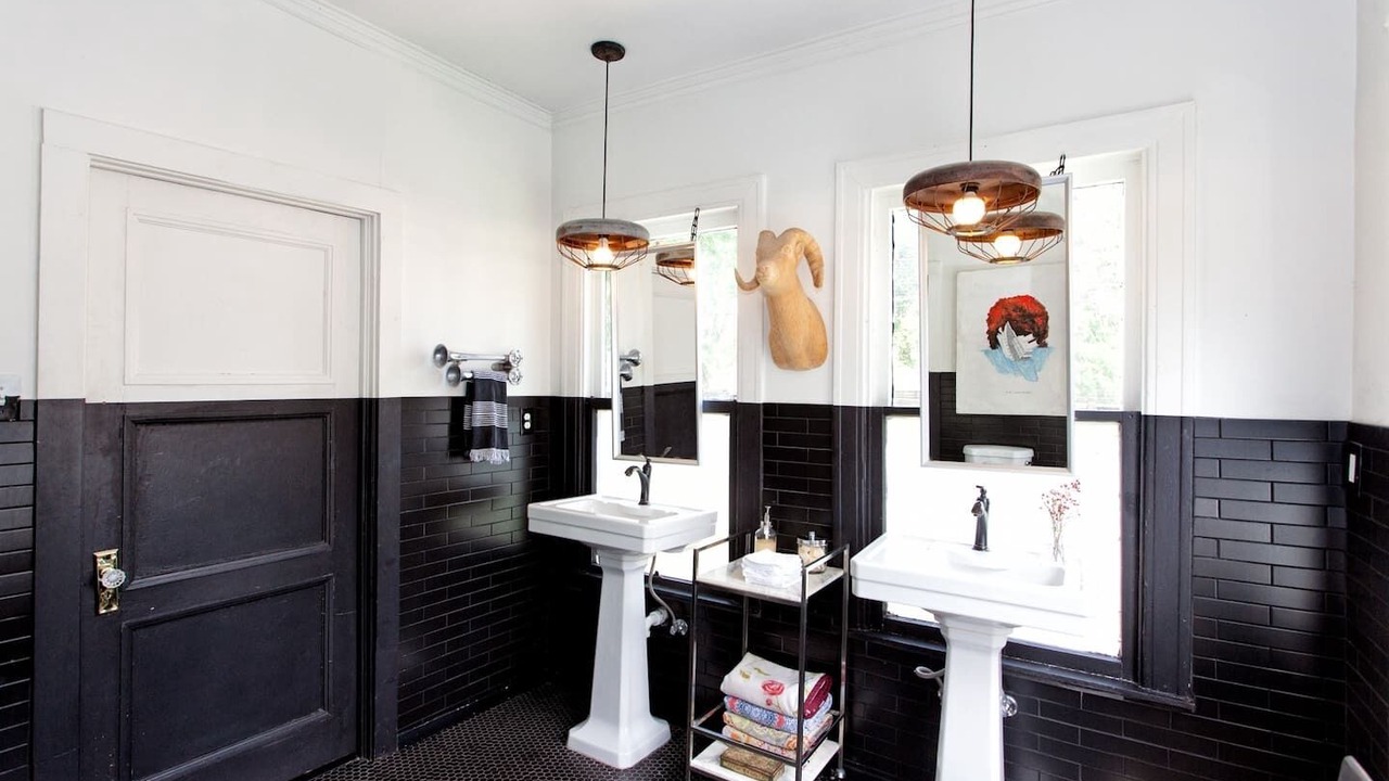 Photo of Bathroom in East Cesar Chavez