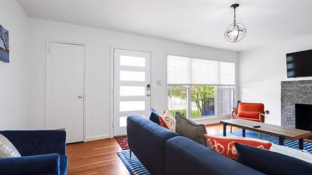 Photo of Livingroom in Forest Glen