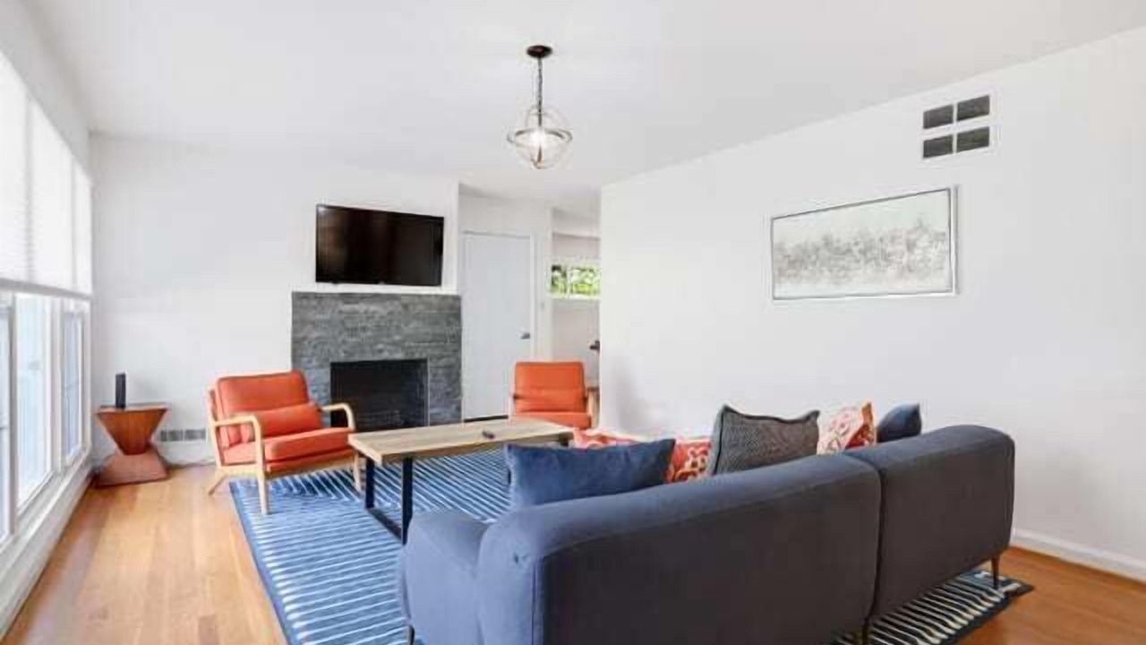 Photo of Livingroom in Forest Glen