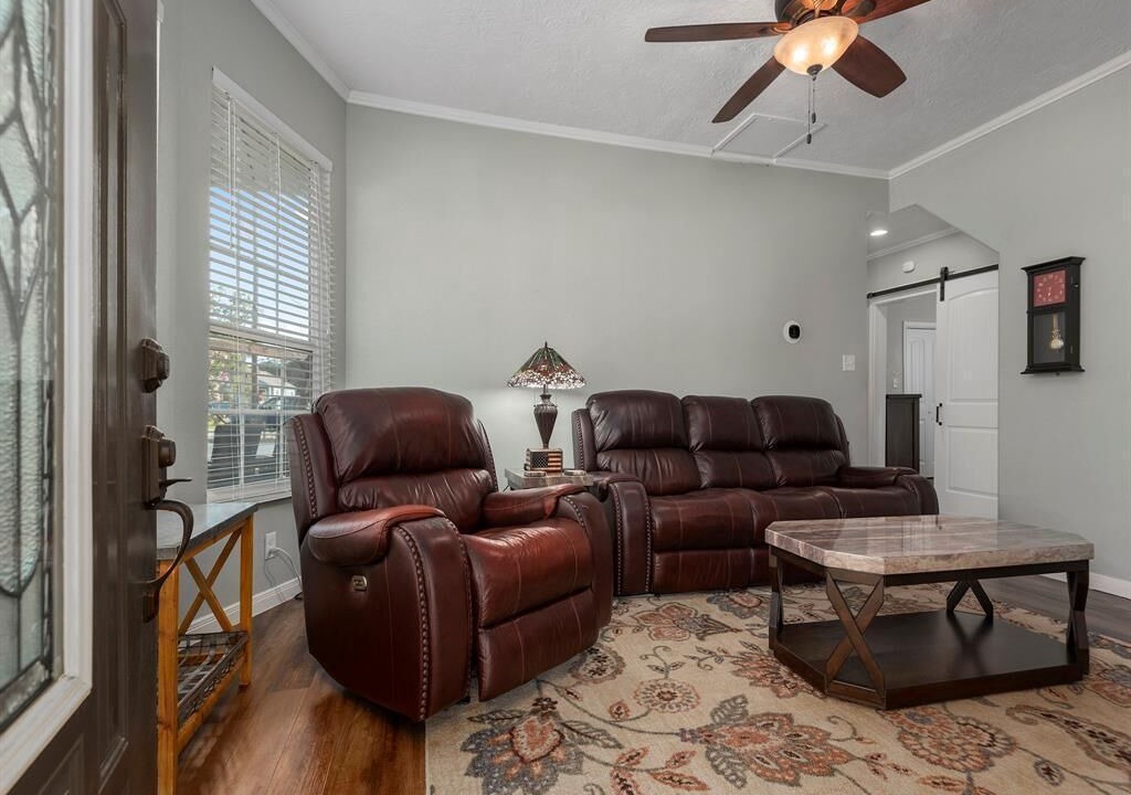 Photo of Livingroom in Dickinson