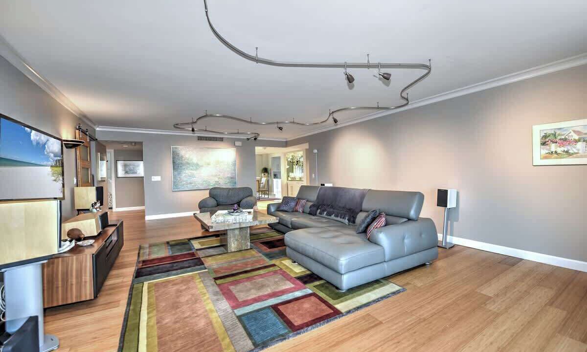 Photo of Livingroom in Vanderbilt Beach