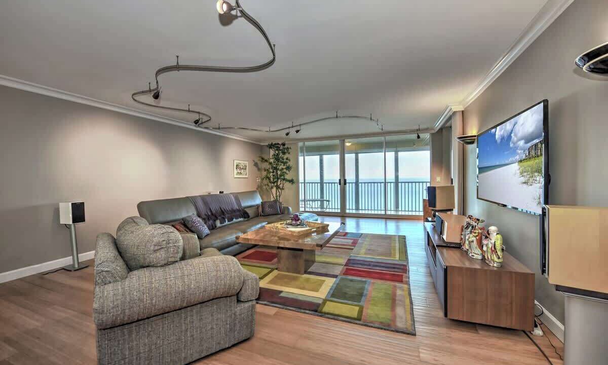 Photo of Livingroom in Vanderbilt Beach