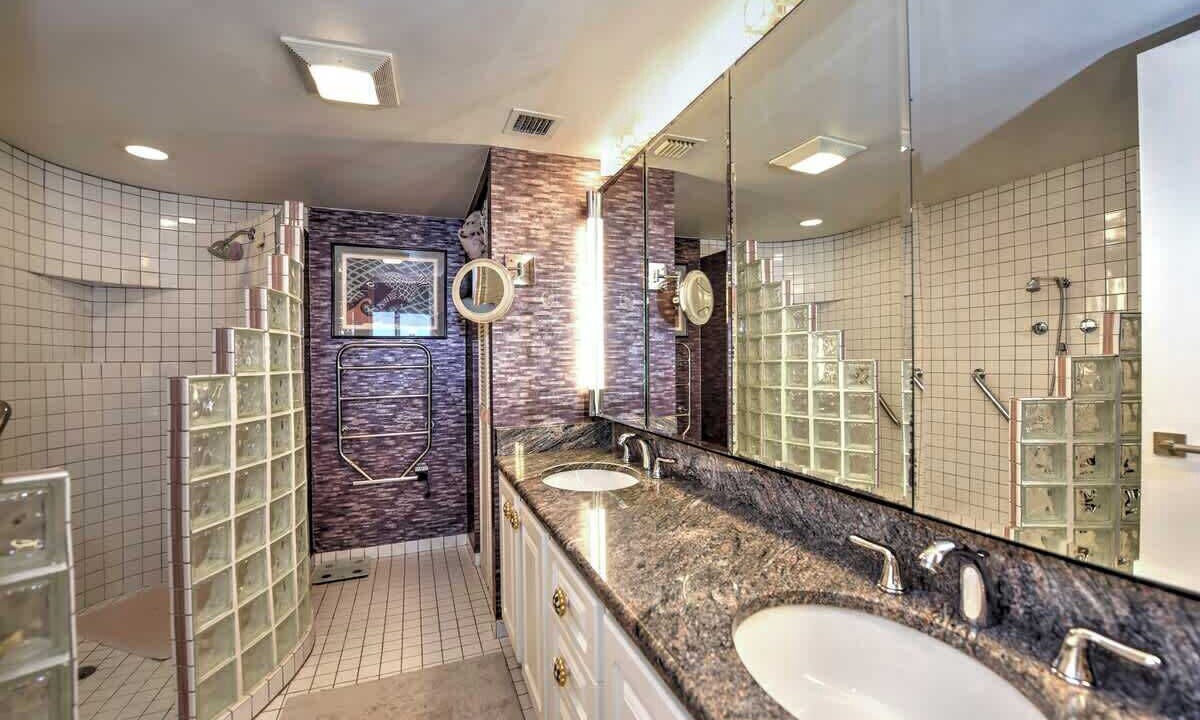 Photo of Bathroom in Vanderbilt Beach