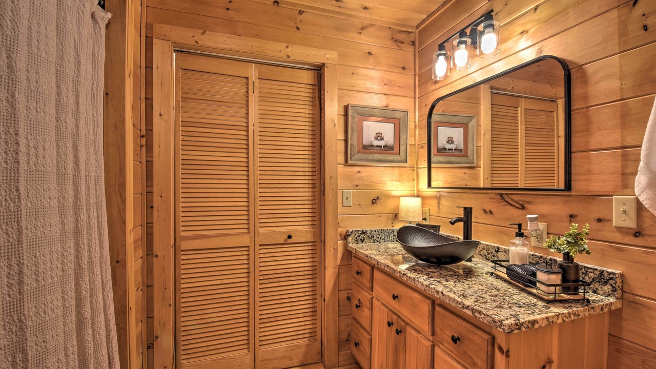 Photo of Bathroom in McCaysville