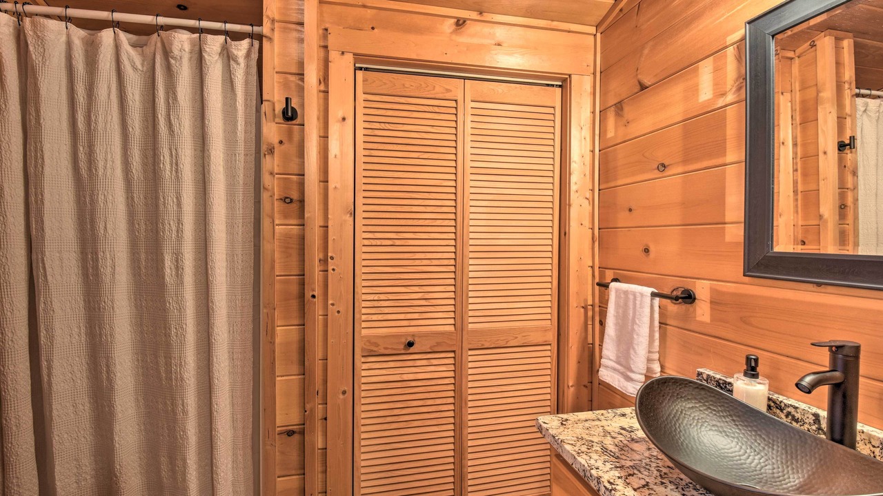 Photo of Bathroom in McCaysville