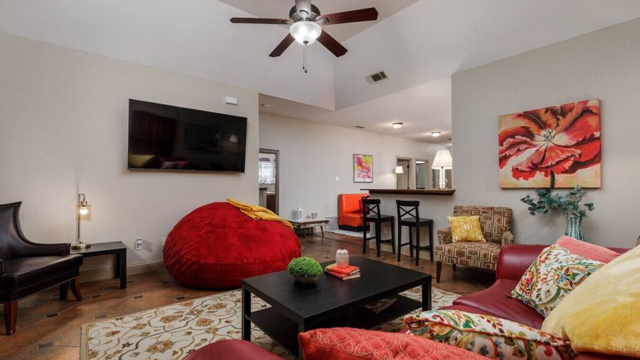 Photo of Livingroom in River Oaks