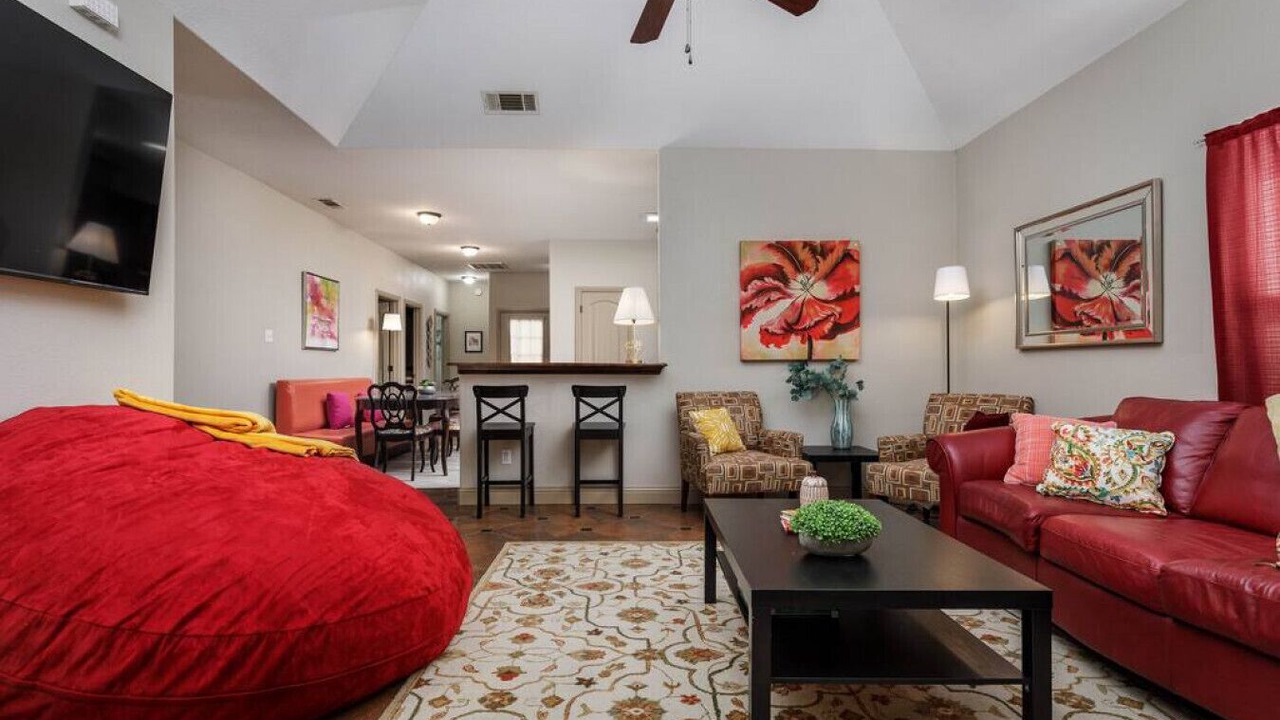 Photo of Livingroom in River Oaks