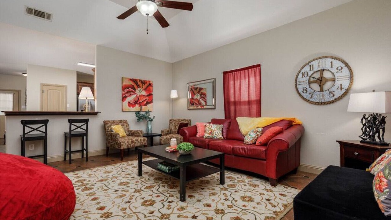 Photo of Livingroom in River Oaks