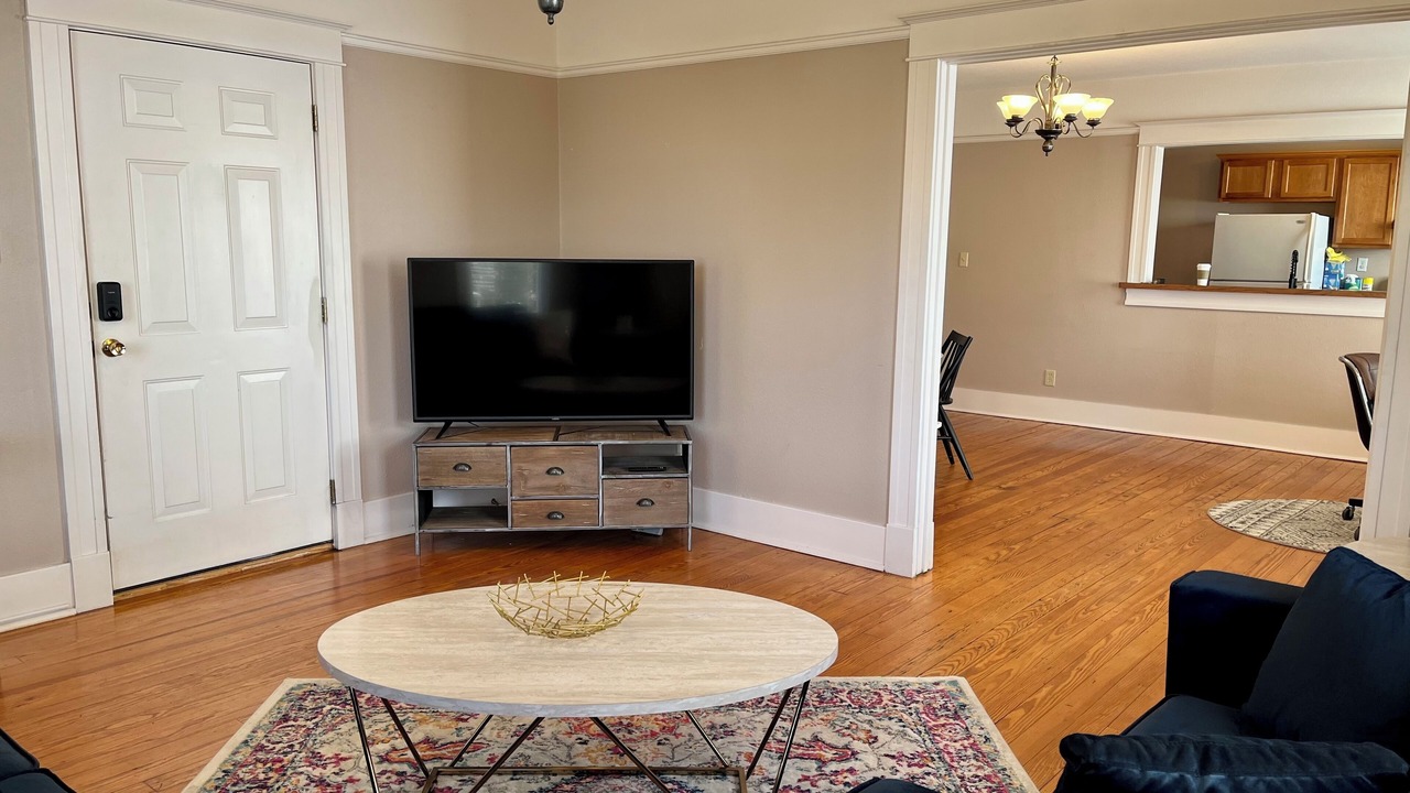 Photo of Livingroom in East of Broadway