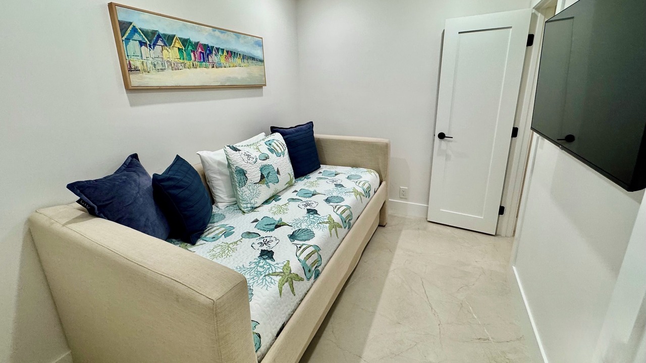 Photo of Livingroom in Hendricks and Venice Isles