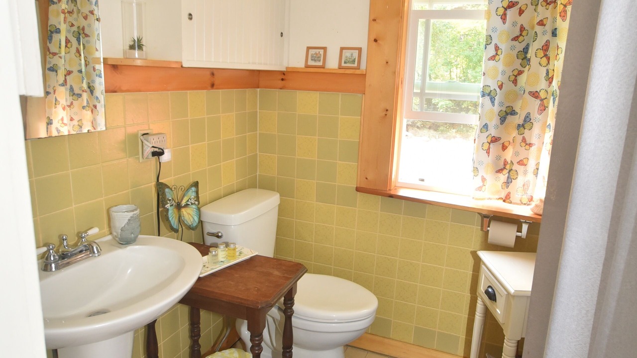 Photo of Bathroom in Dunsmuir