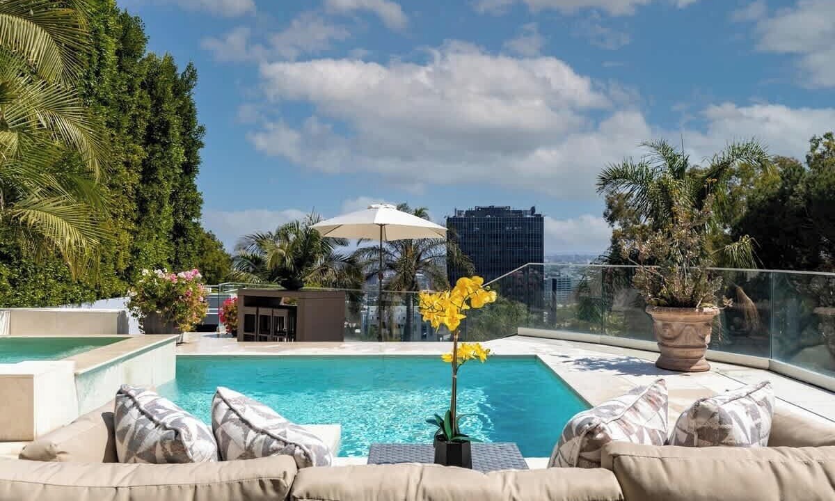 Photo of Others in Hollywood Hills West