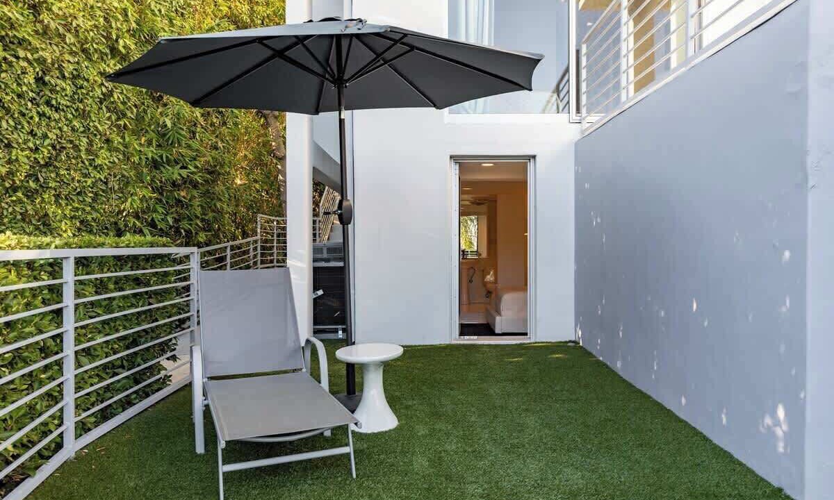 Photo of Others in Hollywood Hills West