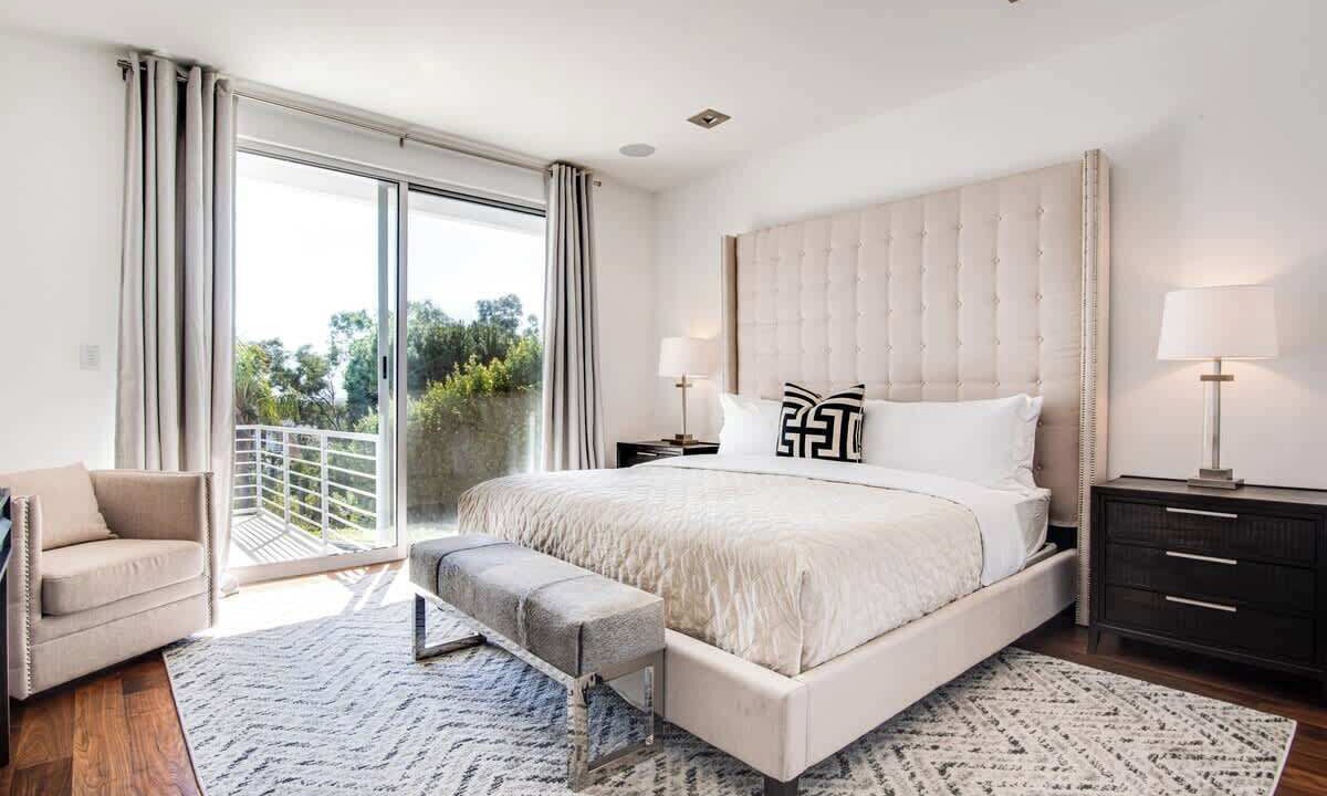 Photo of Others in Hollywood Hills West