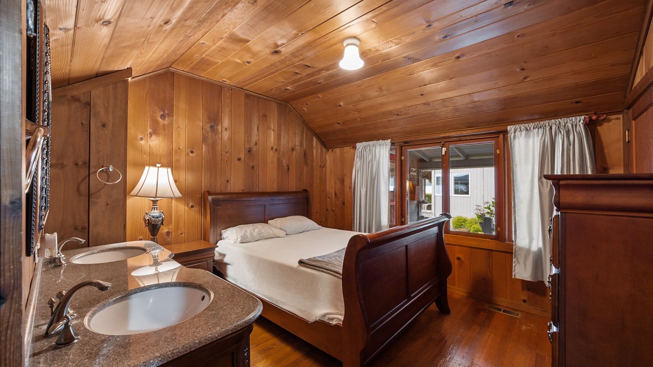 Photo of Bedroom in Tillicum