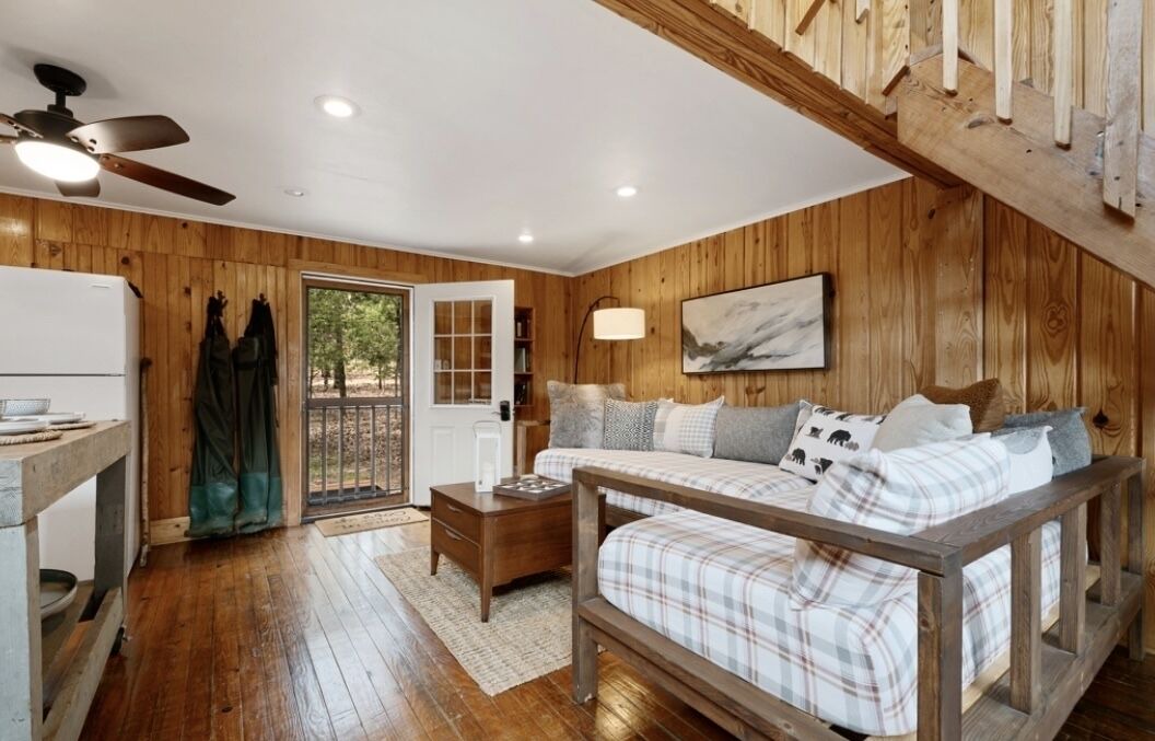 Photo of Livingroom in Bates